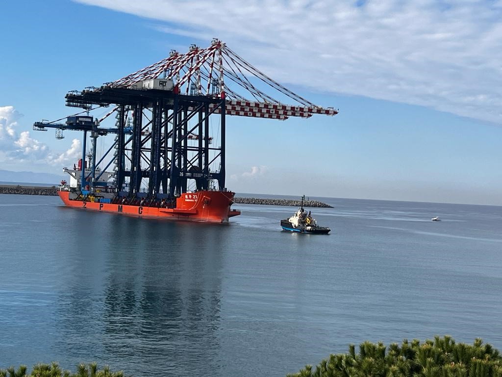 Arrivate in porto tre mega gru dalla Cina  continua l’opera di rinnovamento dell’equipment del porto di Gioia Tauro
